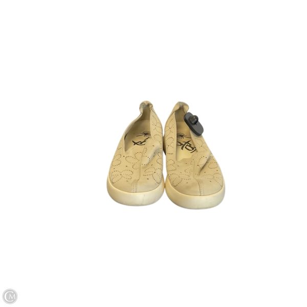 Shoes Flats By Otbt In Cream, Size: 7 For Cheap