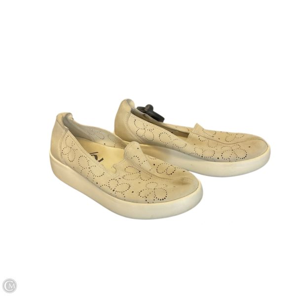 Shoes Flats By Otbt In Cream, Size: 7 For Cheap - Image 4
